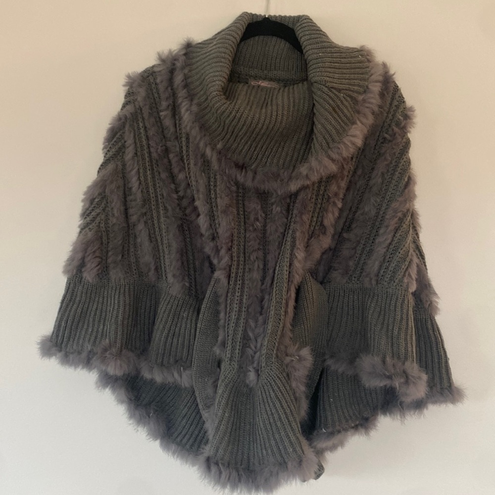 Metric Rabbit fur grey shawl size S/M NWOT